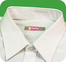 Etiqueta termocolante aplicada em uma peça de roupa