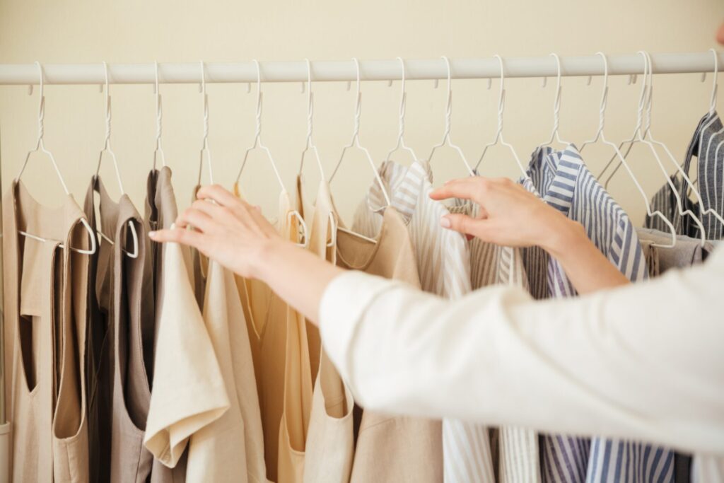 This image has an empty alt attribute; its file name is close-up-clothes-hanging-rack-1-1024x683.jpg