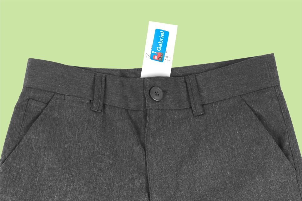 Etiqueta de nome personalizada aplicada na etiqueta de composição de uma peça de roupa
