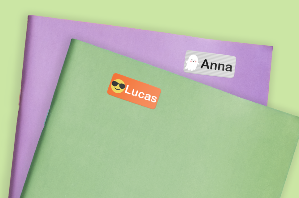 Cadernos com etiquetas de nome personalizadas