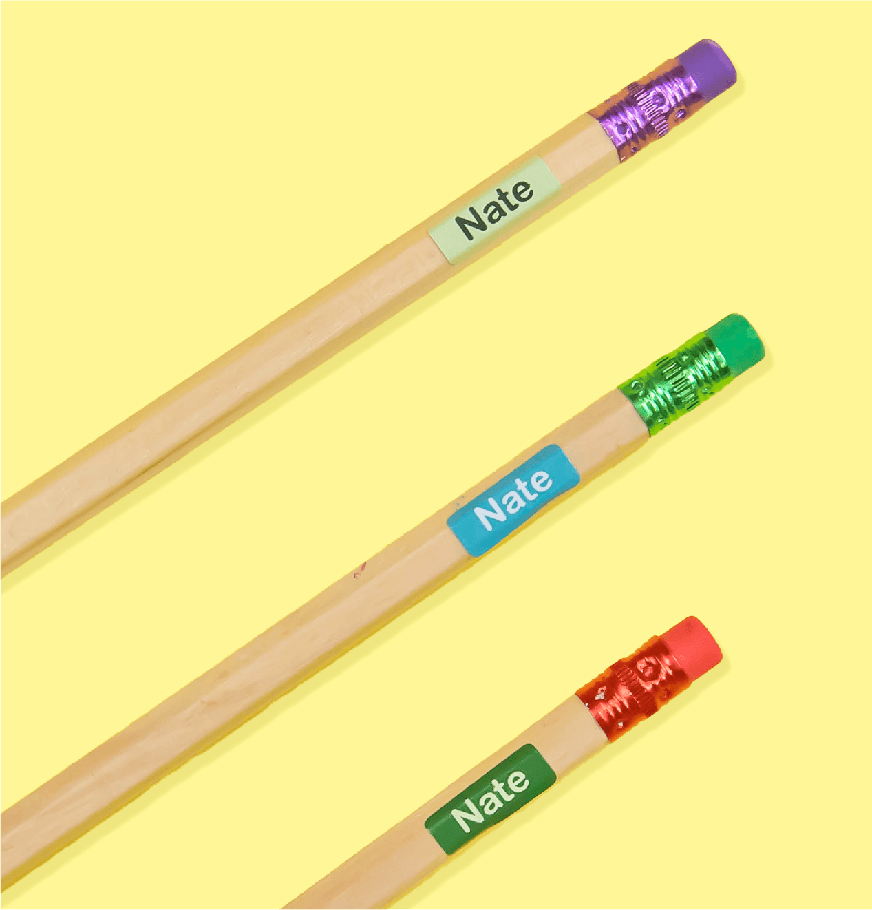 Pequenas etiquetas de nome personalizadas em materiais escolares