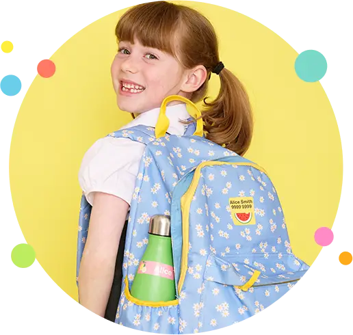 menina da escola com mochila personalizada